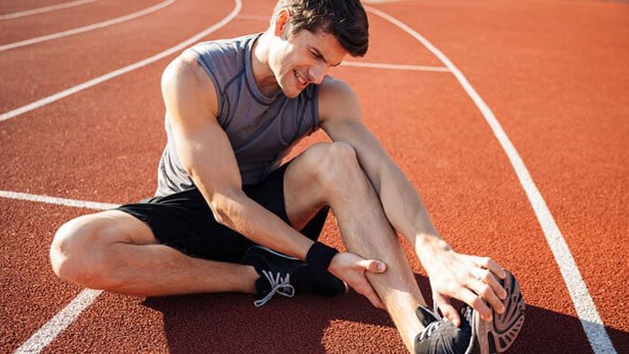 Man met blessure op atletiekbaan